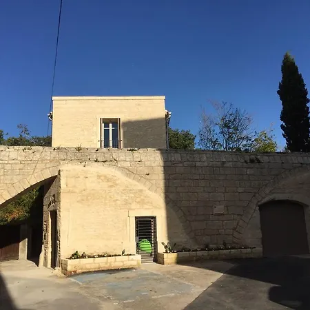 L'arche De L'aqueduc Castries